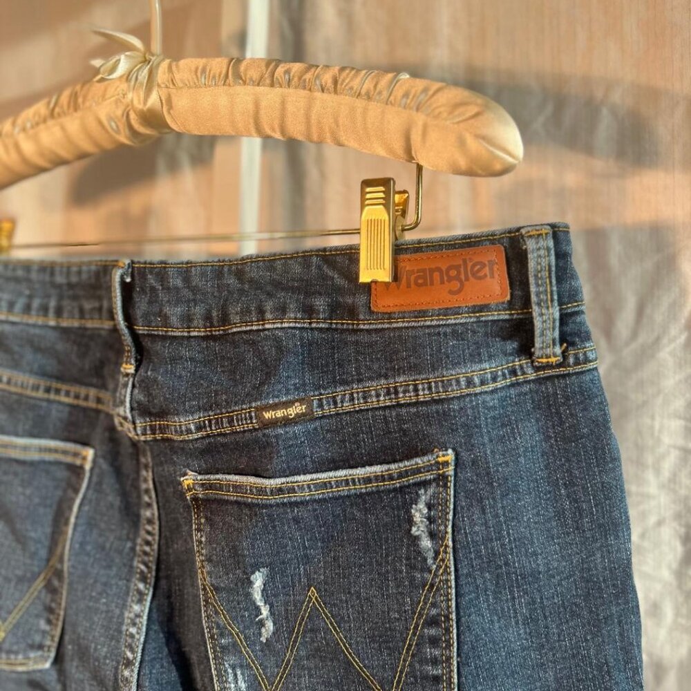 Wrangler High Rise True Straight Crop in Medium Wash - Size 16 - Picture 6 of 9